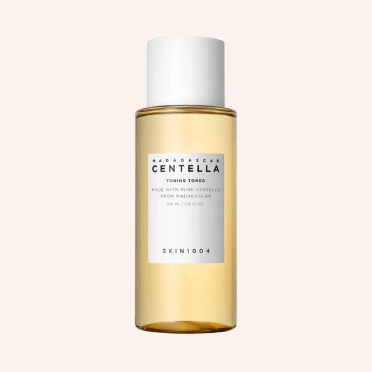 SKIN1004 Madagascar Centella Toning Toner 210ml – weiße Flasche frontal auf hellem Hintergrund