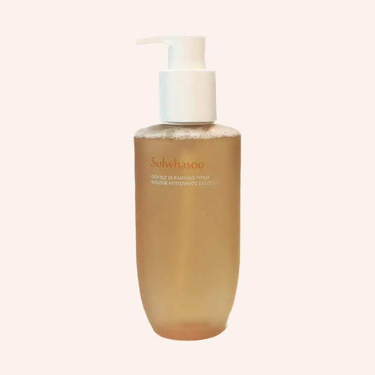 Sulwhasoo Gentle Cleansing Foam 200ml – Flasche mit gelblich-grünem Schimmer auf schwarzem Grund