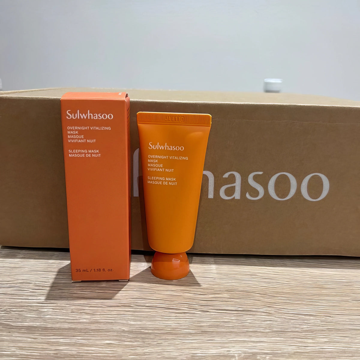 Sulwhasoo Overnight Vitalizing Mask 35ml – Tube mit orangem Etikett vor dem zugehörigen Karton, aufrecht platziert