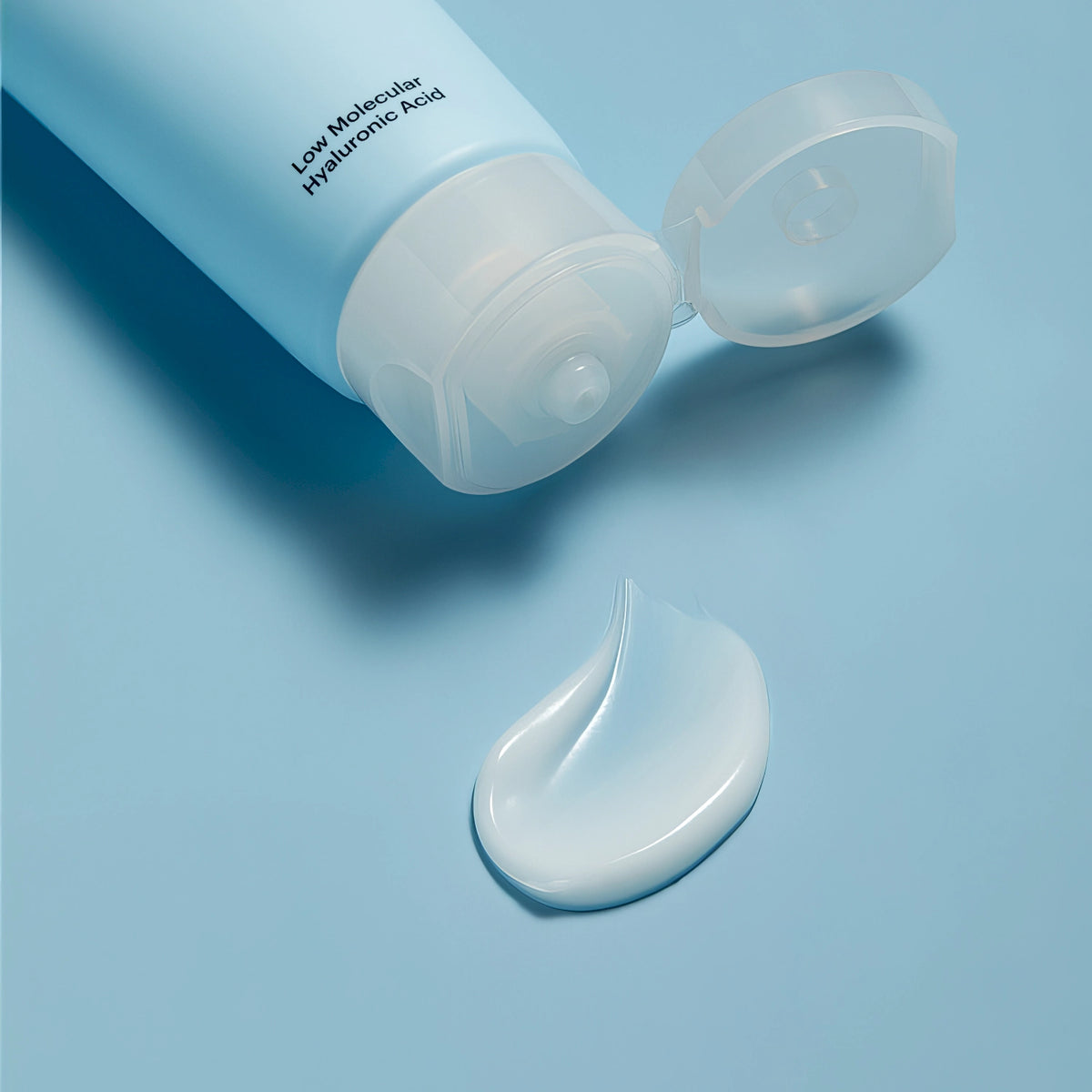 Torriden DIVE-IN Low Molecular Hyaluronic Acid Cream 80ml – Tube mit dunkelblauer Kappe auf Hellblau