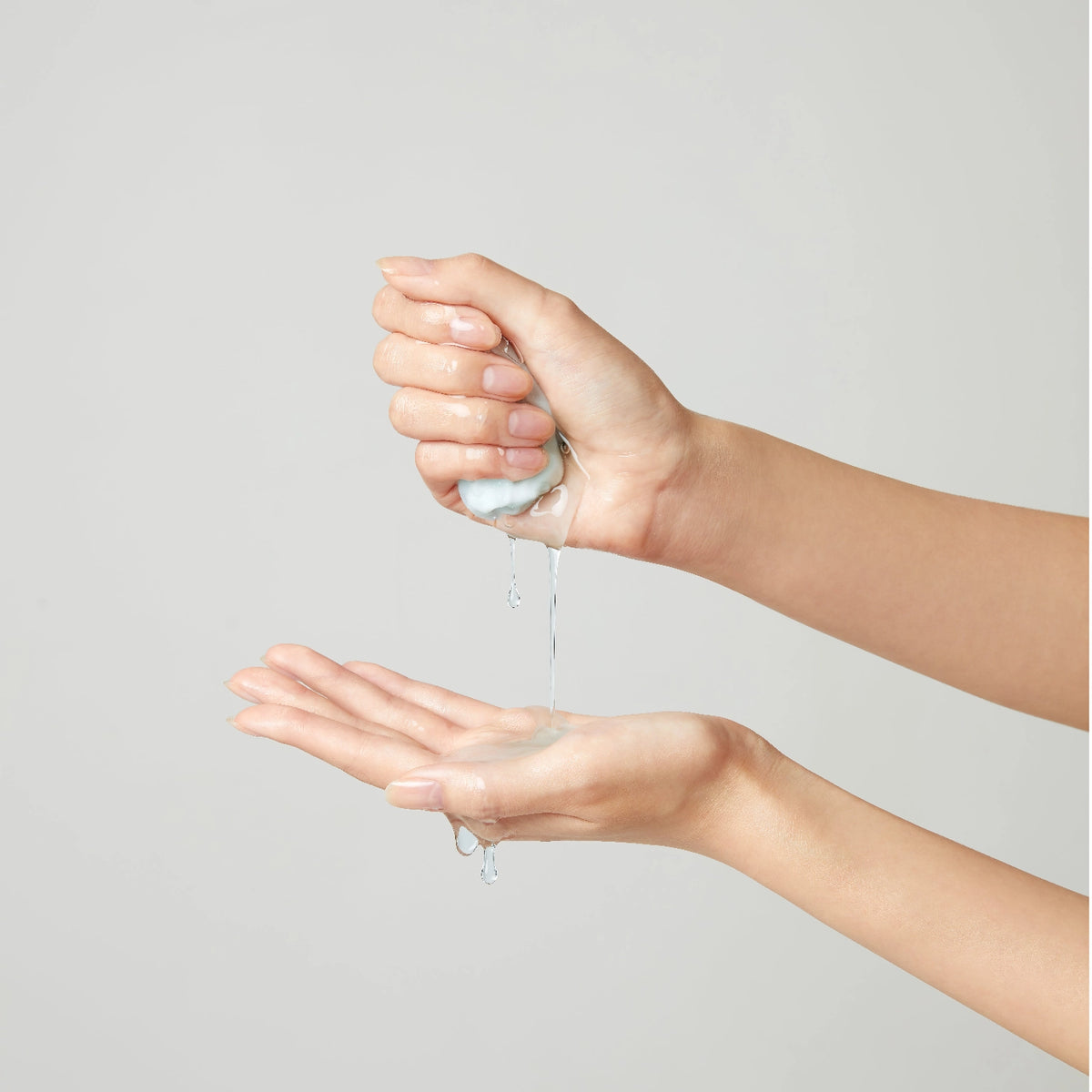 Torriden DIVE-IN Low Molecular Hyaluronic Acid Mask 27ml – weiße Pumpflasche frontal auf Weiß