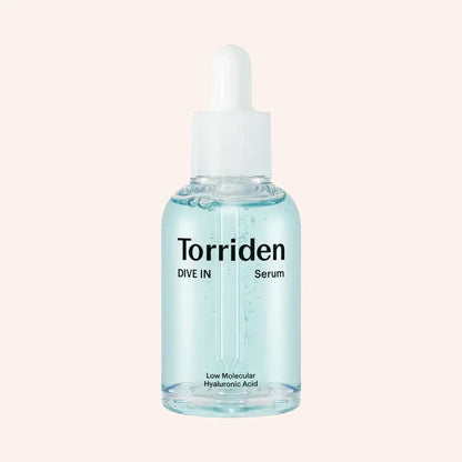 Torriden DIVE-IN Low Molecular Hyaluronic Acid Serum 50ml – blaue Pipettenflasche aus Glas auf Schwarz