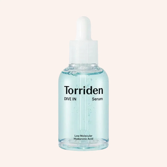 Torriden DIVE-IN Low Molecular Hyaluronic Acid Serum 50ml – blaue Pipettenflasche aus Glas auf Schwarz
