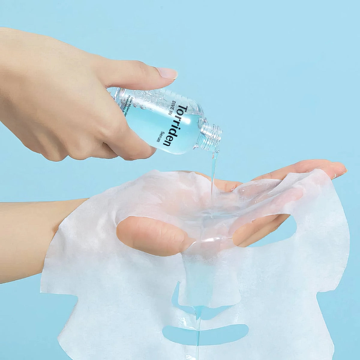 Torriden DIVE-IN Low Molecular Hyaluronic Acid Serum 50ml – Hände verteilen transparente, flexible Textur, eine hält das Tuch