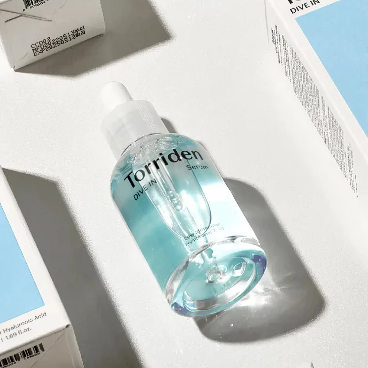 Torriden DIVE-IN Low Molecular Hyaluronic Acid Serum 50ml – Klarflasche mit weißer Kappe, hellblauer Etikettverlauf, Raster