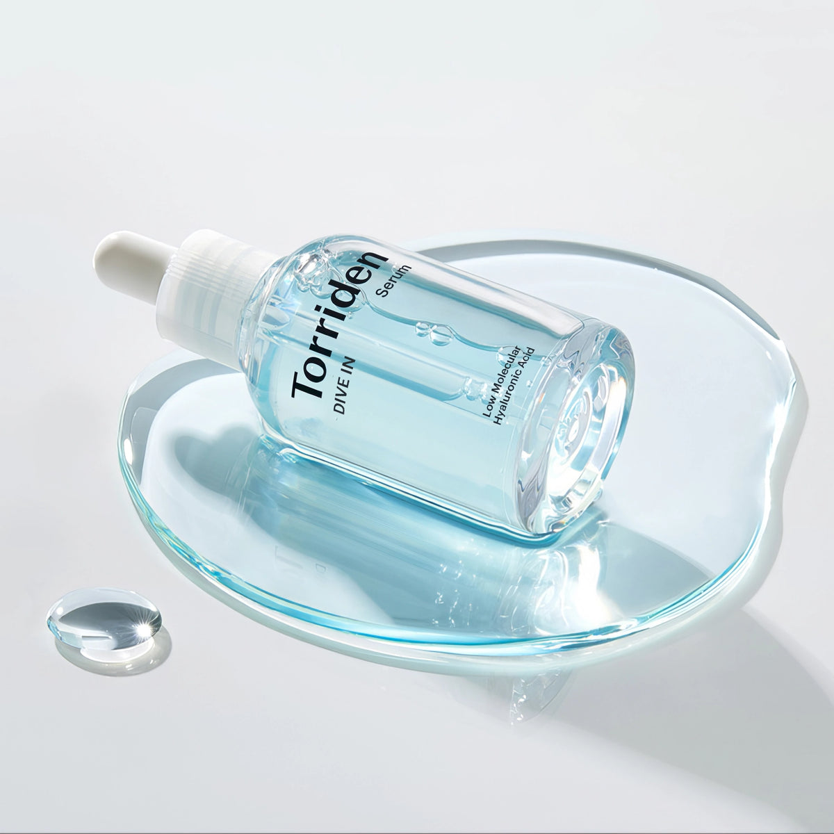 Torriden DIVE-IN Low Molecular Hyaluronic Acid Serum 50ml – Pipettenflasche mit blauem Etikettverlauf auf runder Klarschale