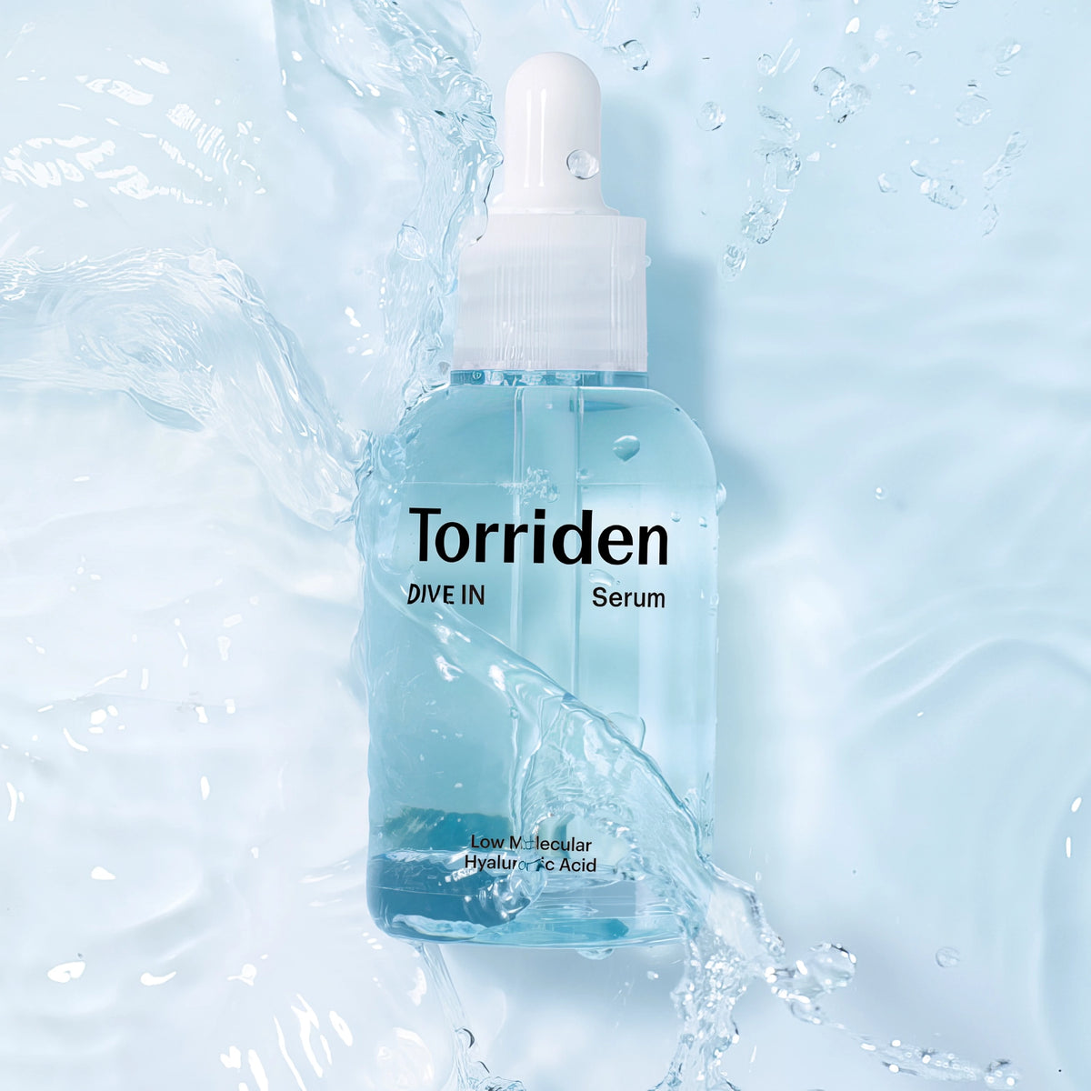Torriden DIVE-IN Low Molecular Hyaluronic Acid Serum 50ml – weiße Pipettenflasche vor transparentem Wassertropfen-Effekt