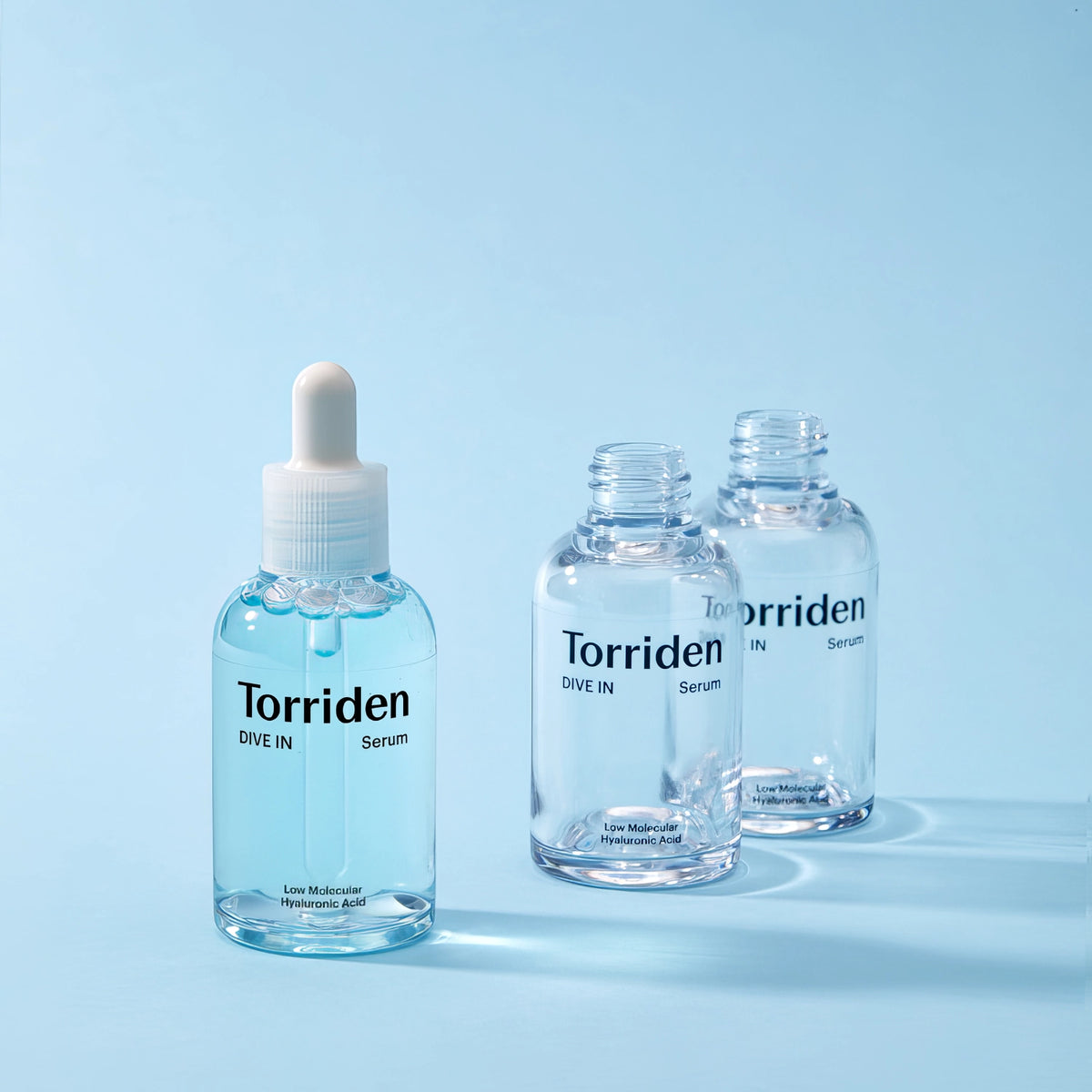 Torriden DIVE-IN Low Molecular Hyaluronic Acid Serum 50ml – drei Pipettenflaschen mit blau getöntem Inhalt gestaffelt, Blau