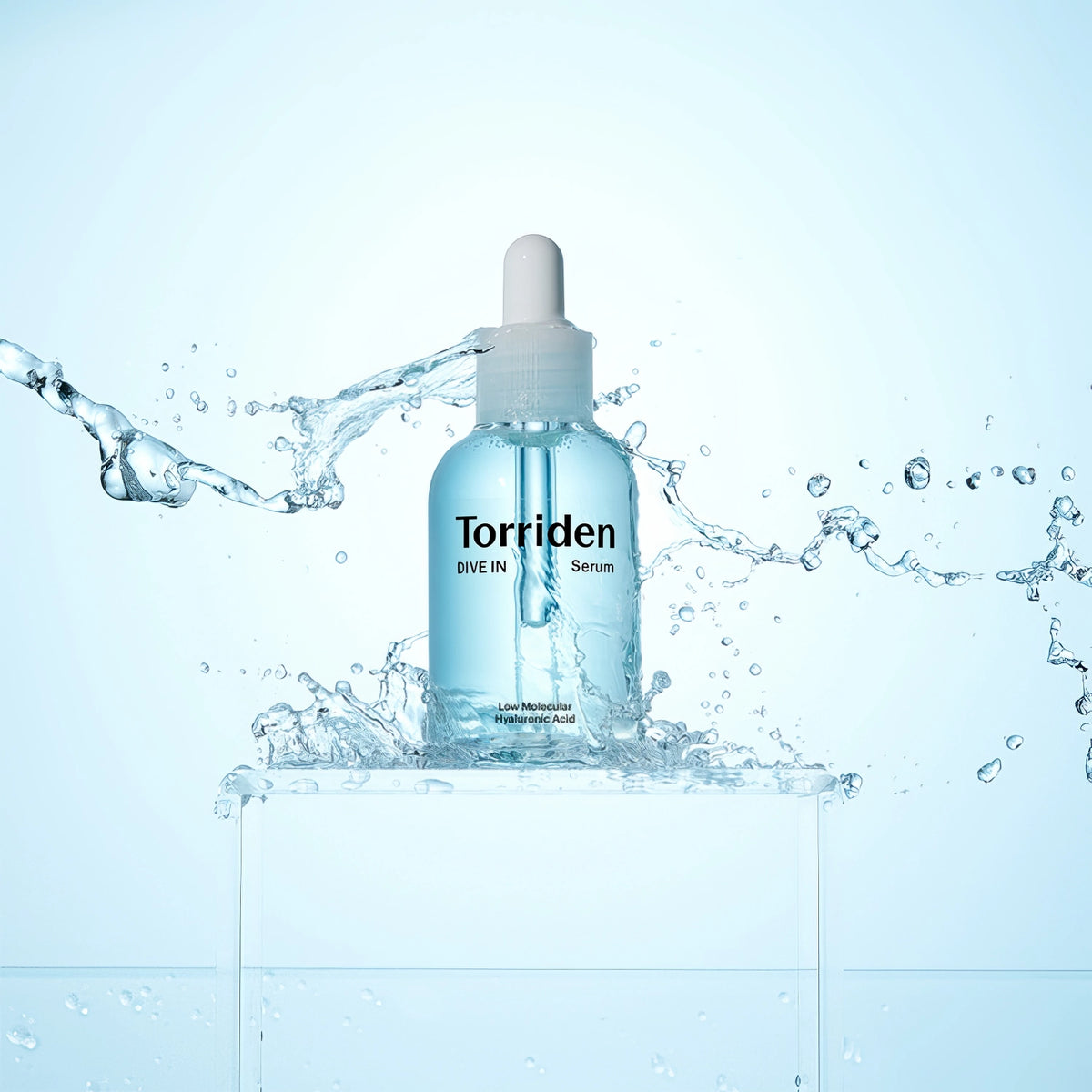 Torriden DIVE-IN Low Molecular Hyaluronic Acid Serum 50ml – Pipettenflasche mit dunkelblauem Etikett, Wasser spritzt auf Weiß