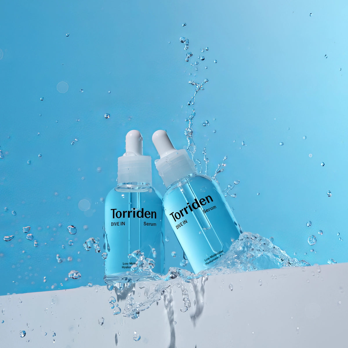 Torriden DIVE-IN Low Molecular Hyaluronic Acid Serum 50ml – zwei Flaschen mit Tropfen benetzt