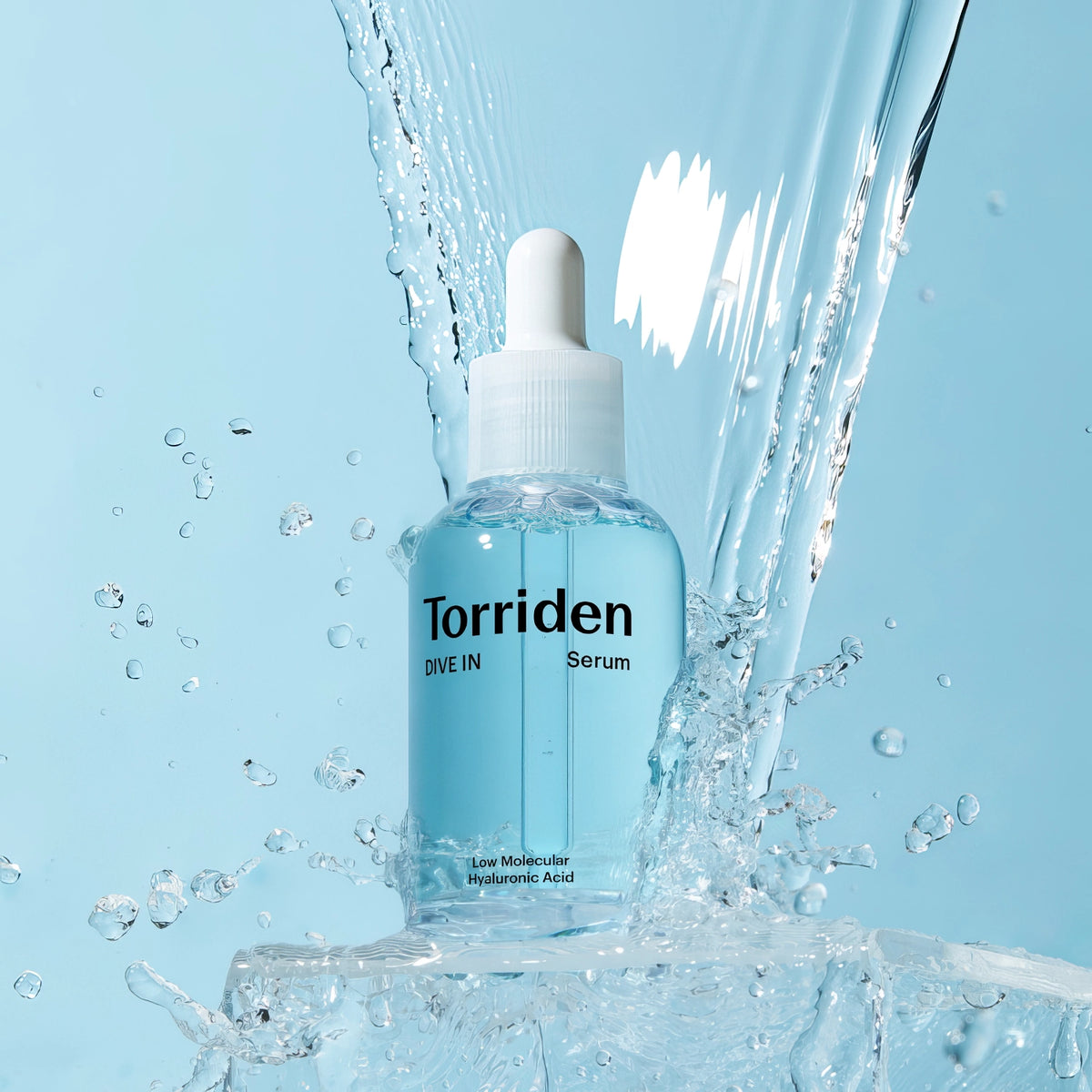 Torriden DIVE-IN Low Molecular Hyaluronic Acid Serum 50ml – Flasche mit Pipette auf blauem Grund