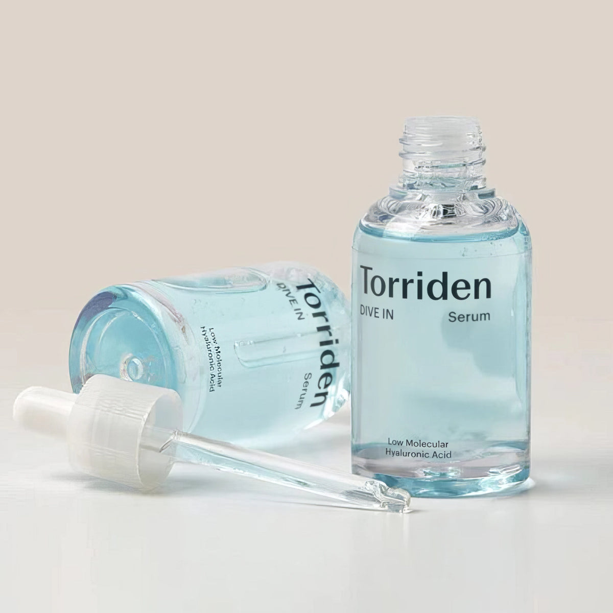 Torriden DIVE-IN Low Molecular Hyaluronic Acid Serum 50ml – klare Pipettenflasche mit blauer Flüssigkeit im Vordergrund
