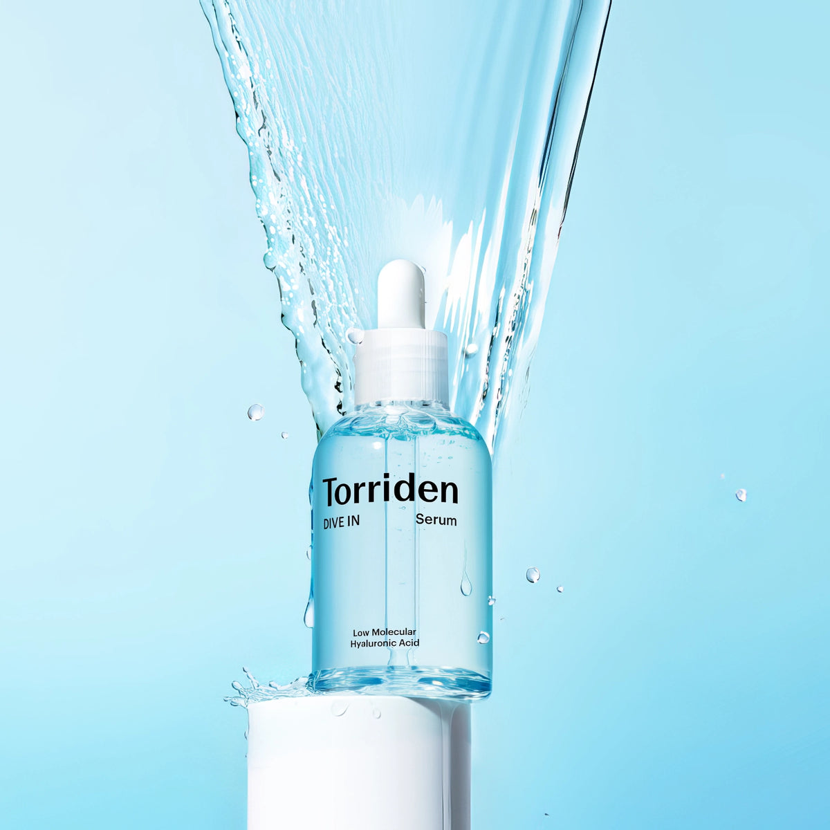 Torriden DIVE-IN Low Molecular Hyaluronic Acid Serum 50ml – Pipette auf blauer Fläche, klarer Tropfen fällt, Wassereffekt