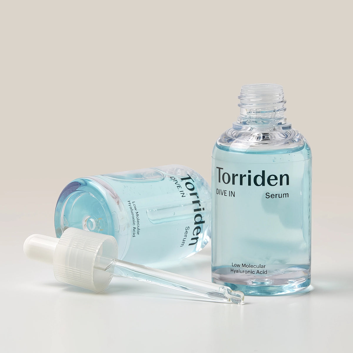 Torriden DIVE-IN Low Molecular Hyaluronic Acid Serum 50ml – Pipettenflasche links, zugehöriger Karton rechts vor hellem Grund