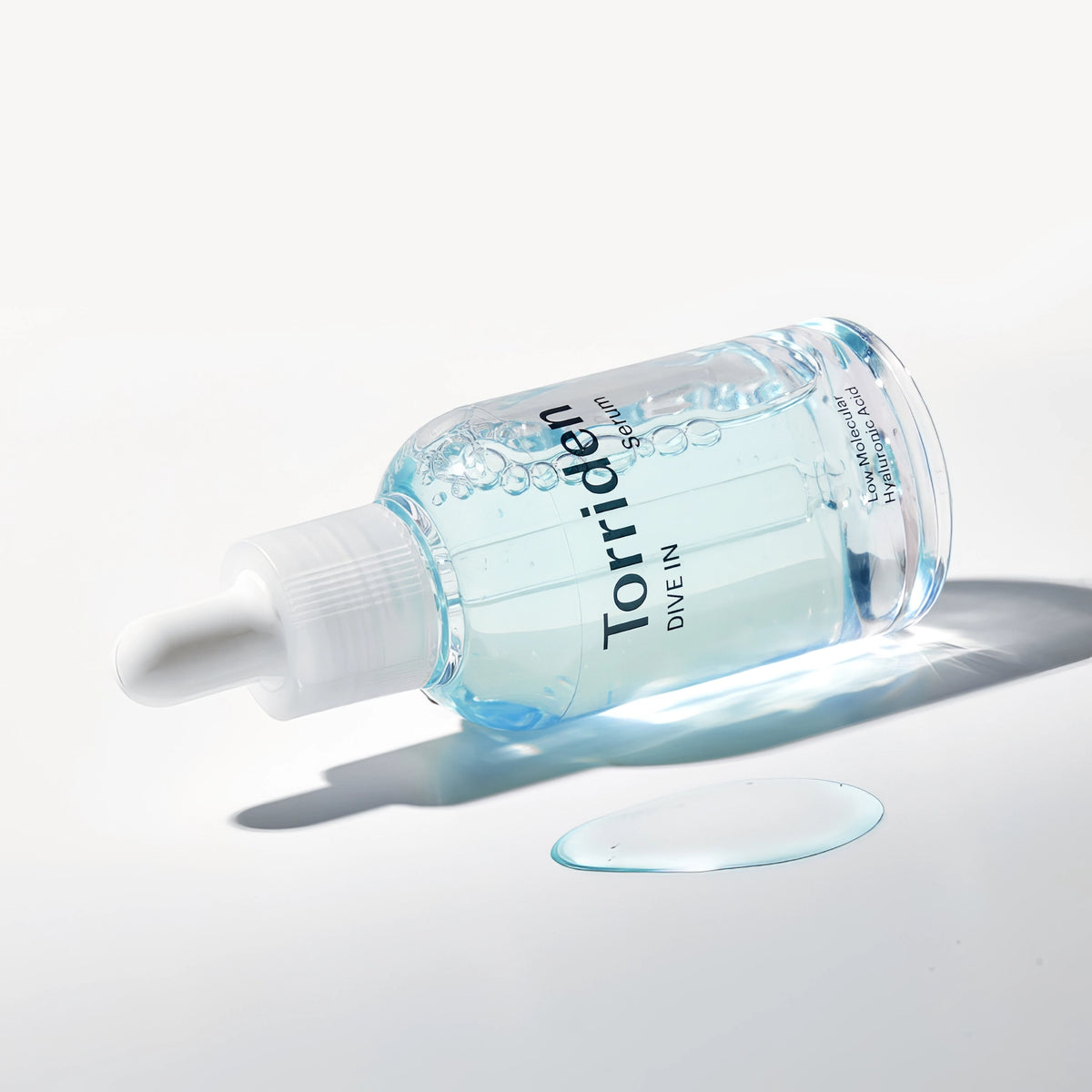 Torriden DIVE-IN Low Molecular Hyaluronic Acid Serum 50ml – Pipette taucht in bläuliche Geltextur auf weißlich-klarem Grund