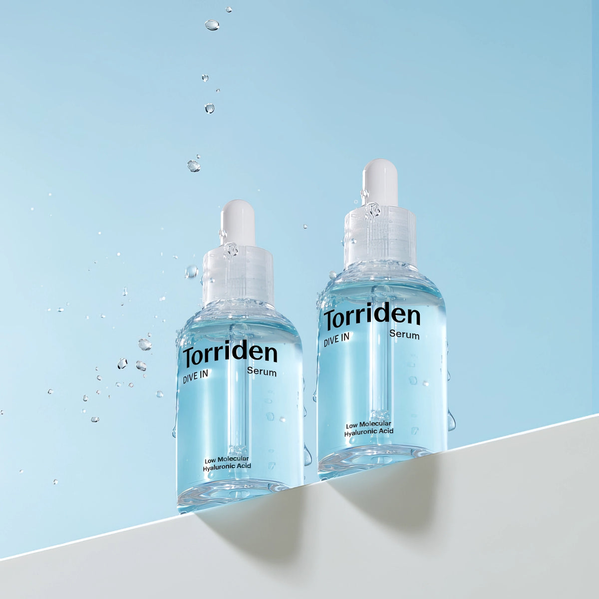 Torriden DIVE-IN Low Molecular Hyaluronic Acid Serum 50ml – zwei Flaschen im Vergleich auf Blau