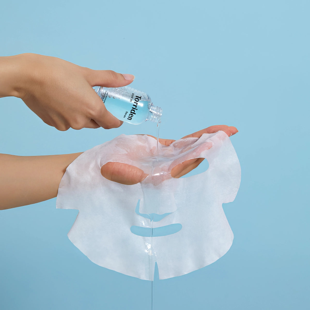 Torriden DIVE-IN Low Molecular Hyaluronic Acid Serum 50ml – Hände in zwei Schritten: Flasche halten, weiße Maske auflegen