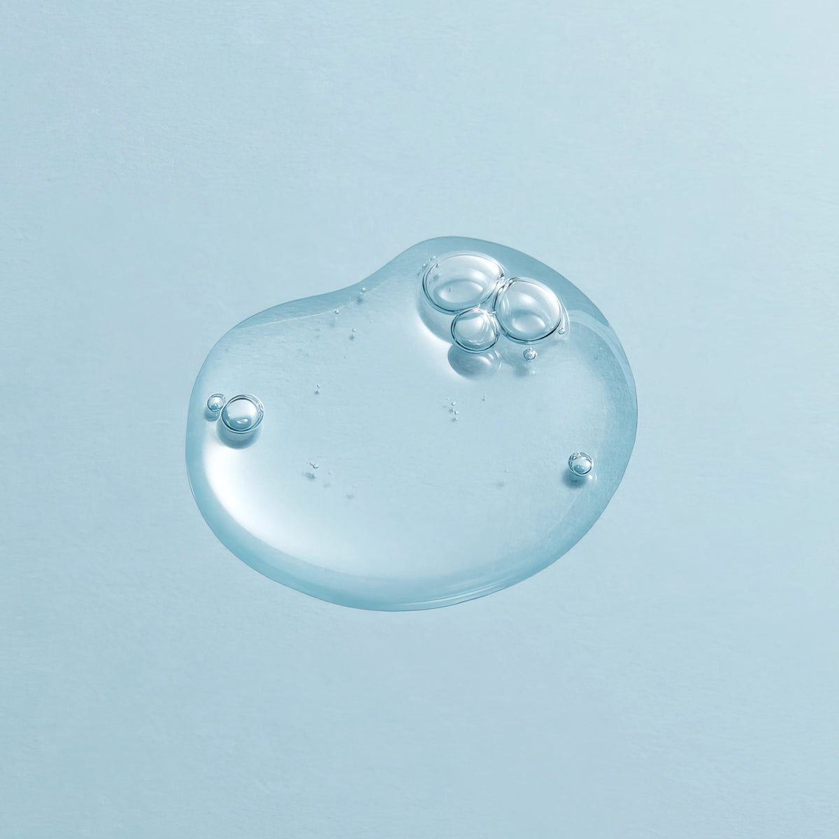 Torriden DIVE-IN Low Molecular Hyaluronic Acid Serum 50ml – klare Geltextur mit Bläschen in runder Schale vor Hellblau