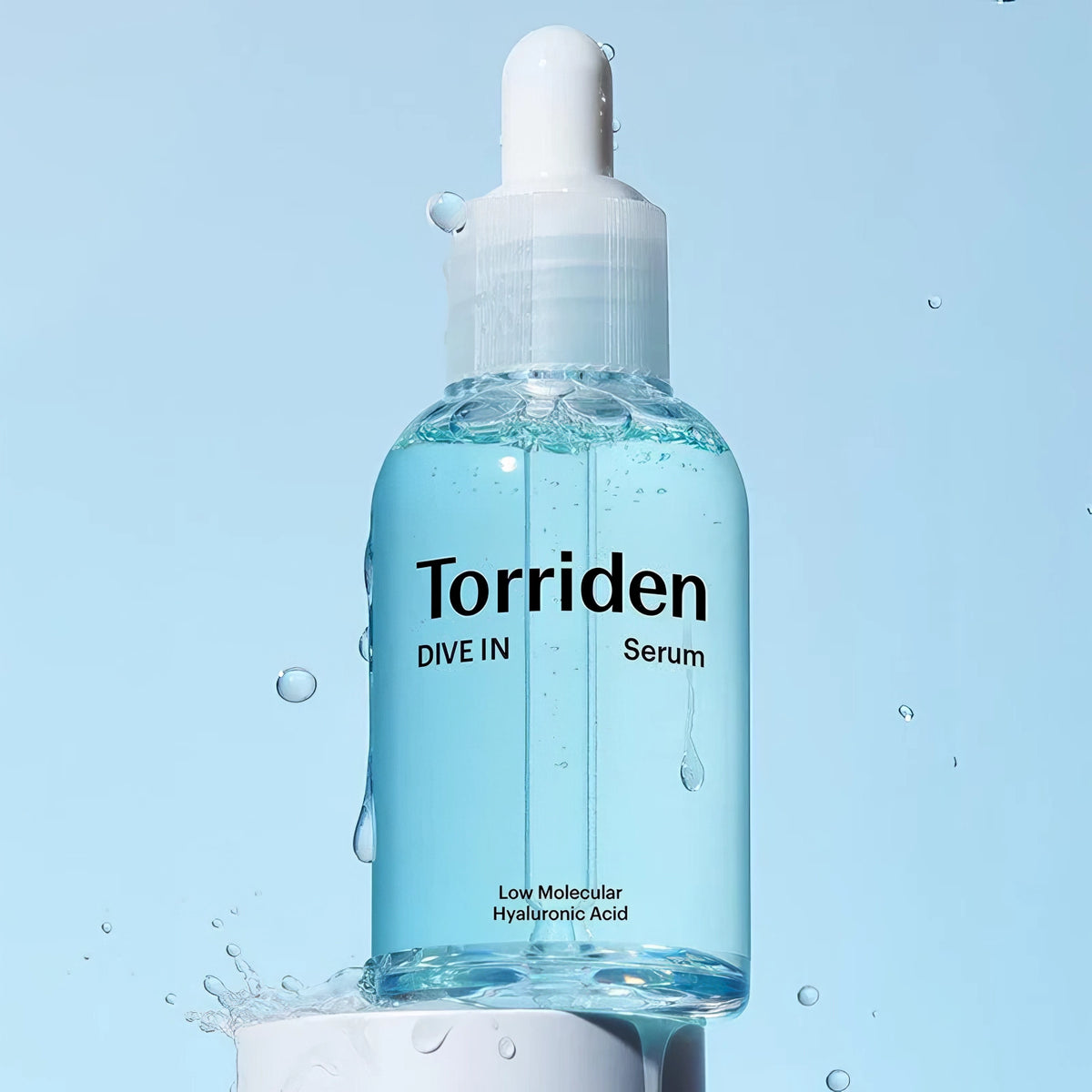 Torriden DIVE-IN Low Molecular Hyaluronic Acid Serum 50ml – transparente Pipettenflasche mit klarer Kappe vor blauem Grund