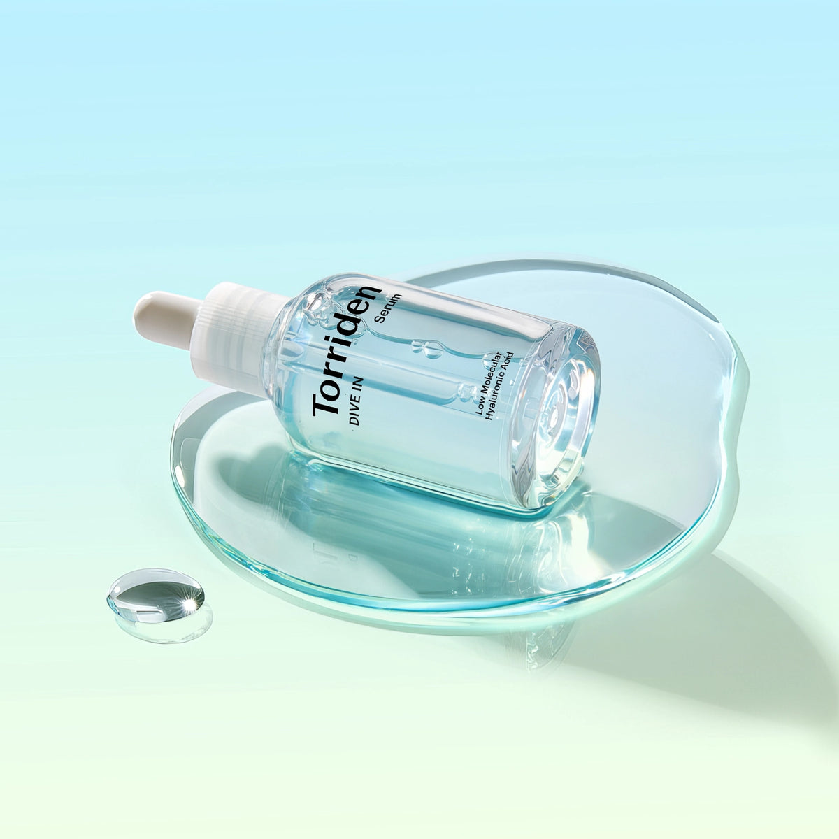 Torriden DIVE-IN Low Molecular Hyaluronic Acid Serum 50ml – zylindrische Klarglasflasche mit weißer Kappe vor blauem Grund
