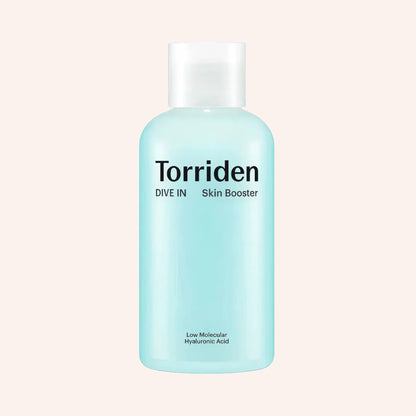 Torriden DIVE-IN Low Molecular Hyaluronic Acid Skin Booster 200ml – Flasche mit Farbverlauf vor Schwarz