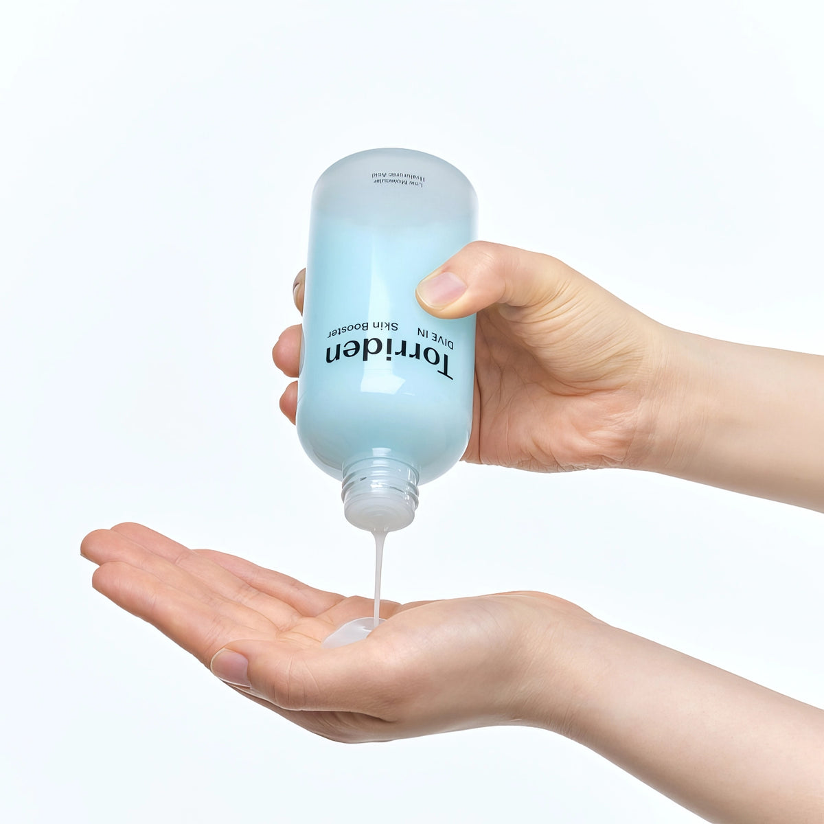 Torriden DIVE-IN Low Molecular Hyaluronic Acid Skin Booster 200ml – weiße Pumpflasche in der Hand