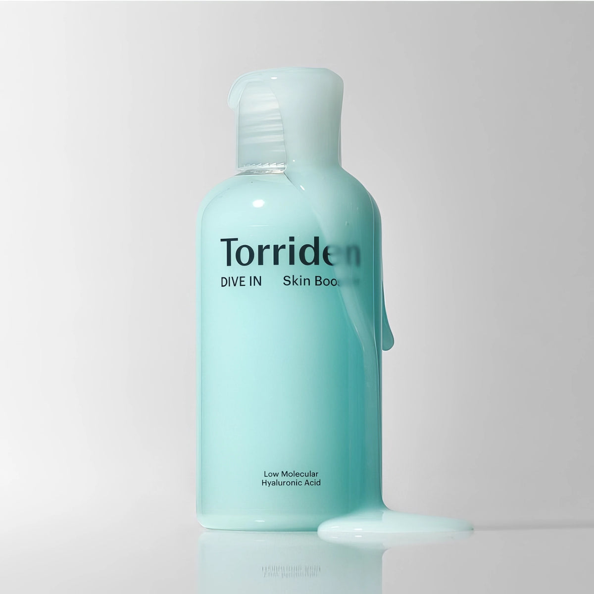 Torriden DIVE-IN Low Molecular Hyaluronic Acid Skin Booster 200ml – blassblaue Pumpflasche gibt hellblaue Flüssigkeit ab