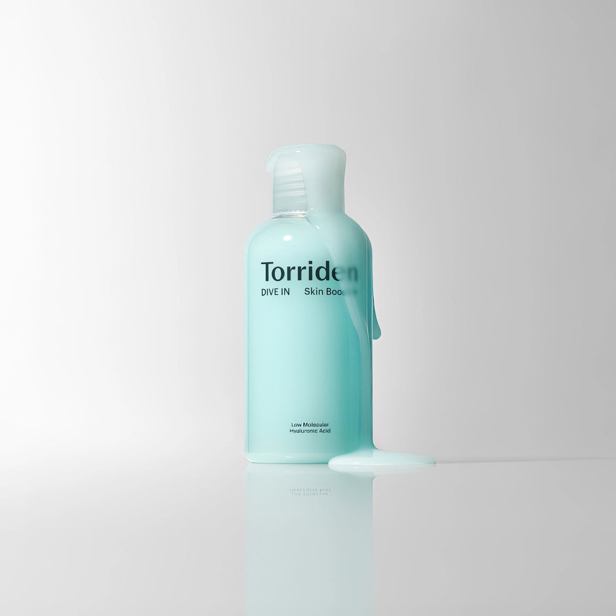 Torriden DIVE-IN Low Molecular Hyaluronic Acid Skin Booster 200ml – weiße Flasche vor blauem Grund