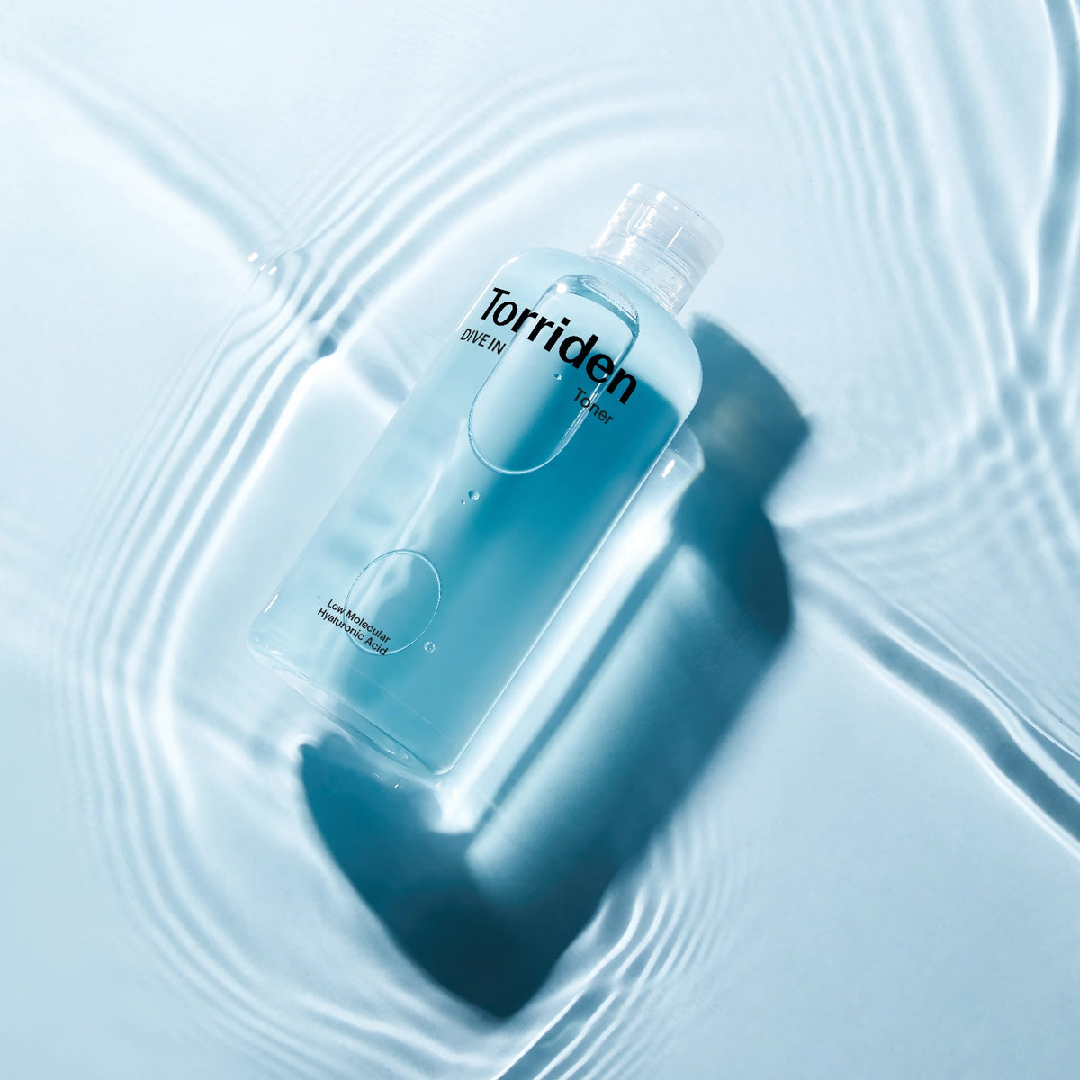 Torriden DIVE-IN Low Molecular Hyaluronic Acid Toner 300ml – Flasche mit blauem Inhalt auf gefliestem Rasteruntergrund
