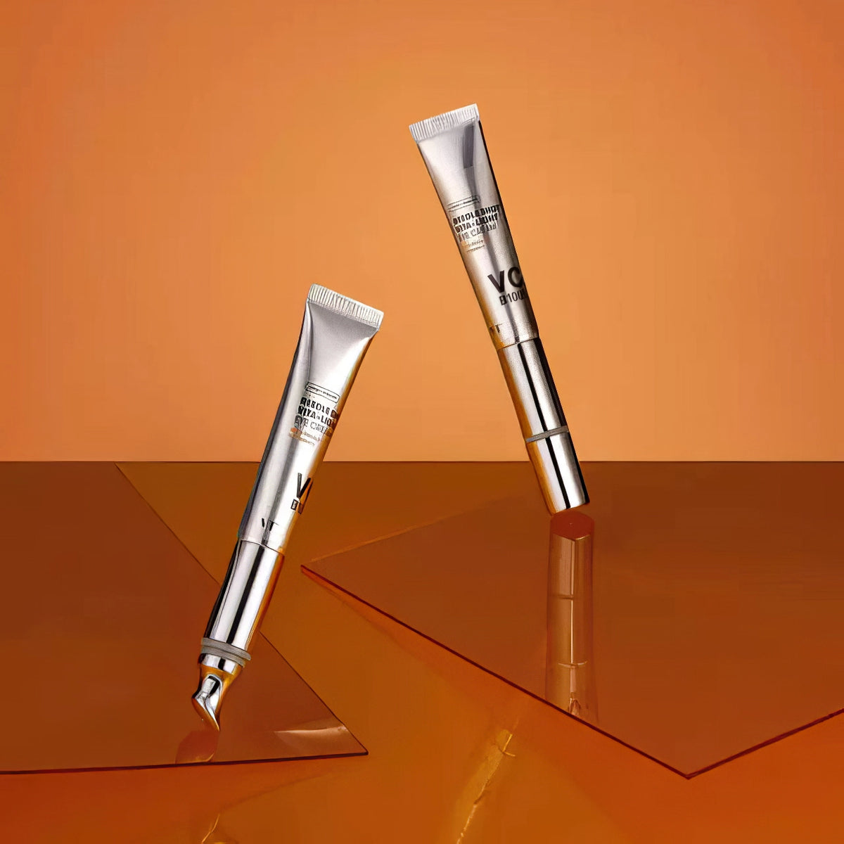 VT Reedle Shot Vita-Light Eyecream 15ml – Tube mit abgenommener silberner Kappe und mattiertem Etikett auf spiegelnder Fläche