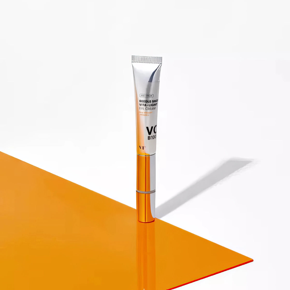 VT Reedle Shot Vita-Light Eyecream 15ml – zwei Fotos der weißen Tube nebeneinander